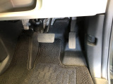 【運転席】アクセル、ブレーキはこのようになっております。