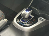 ★ハイブリッド専用セレクトレバー★シフトチェンジを電子信号で送信するセレクトレバーを採用してます!軽快でスマートな操作が楽しめます♪