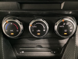 空調スイッチ類は最近流行のタッチパネル式ではなく、運転中でも直感的に操作できるダイヤル式を採用しております。