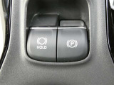 停車時にブレーキペダルから足を離しても車を停止状態に保つ機能で、信号待ちや渋滞での負担軽減に役立ちます。