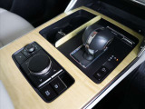 シフトノブの手前には、ナビ画面を含むモニター画面を操作する「コマンダースイッチ」が設置されています。使い易いジョグダイヤル式で、慣れてくれば、手探りでも操作が可能です★♪★♪