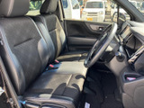 前席は運転席と助手席が並ぶレイアウトで、着座時には前方から周囲を見渡しやすい視界が広がります。シートには柄の入った表地を採用し、肘掛けやドア側の内張りも含め落ち着いた空間です。