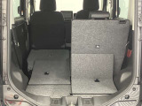 【リヤシートアレンジ】リヤシートは左右独立式。片方だけ倒す事で3人乗車で長い荷物が積めます。