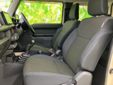 運転席から前方と側方を見渡しやすく、窓も大きく開放感のある室内です。座面と背もたれは身体を支える形状で、助手席との距離感もゆったり。日常の移動を快適に楽しめます。