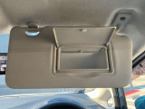 サンバイザーに鏡がついてますので車から降りる前に身だしなみチェック出来ます。