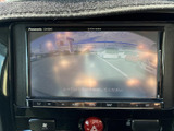 周囲の状況をモニターで確認でき、駐車時など車両の近くを把握したい場面で役立ちます。画面が運転席から見やすい位置にあり、目視確認とあわせて安心につなげられます。