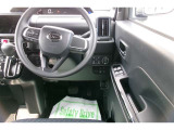 運転席の写真です。見通しのよいすっきりとした視界で、誰でも運転しやすいです。運転のしやすさは疲れにくさにも繋がりますよ♪