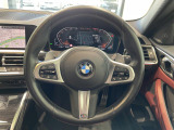 BMWのステアリングのリムは、一般的なものより少し太めにデザインされています。 これはタイヤやステアリングシャフトなどを介して伝わる路面からの入力を、しっかりと把握するためです。