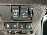 パワースライドドアの開閉はスマートキーのリモコンやドアノブは勿論、運転席側のスイッチ操作でも開閉ができ、安全・簡単です