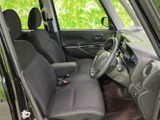 前席は視界が広く、運転席と助手席の間にもゆとりを感じるレイアウトです。座面と背もたれに落ち着いた色合いを採用し、日常使いしやすい空間です。