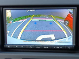 【バックカメラ装備】 リヤカメラにより後方の確認が出来ます。見通しが悪い夜の駐車場での車庫入れには、心強い味方となります。