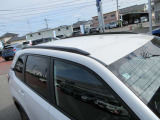 LOWタイプのルーフレール付き。