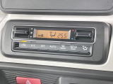 【オートエアコン】一度お好みの温度に設定すれば、車内の温度を検知し風量や温度を自動で調整。暑い&hellip;寒い&hellip;と何度もスイッチ操作をする必要はありません。快適な車内空間には必須の機能ですね♪