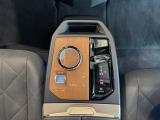 ドライバーを中心に考えた運転席の設定になっております。ナビゲーション/エアコンの操作も簡単に操作が可能です。是非、ご試乗で体感していただくことをおススメいたします。