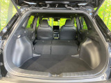 積み下ろしのしやすいデッキにはたっぷりと荷物を積み込んでいただけます。遊びから仕事まで、様々なシーンで頼れます♪