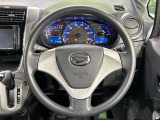 インテリアに合わせたデザインのステアリングは、運転される方のことも考え、運転しやすい形状、大きさです。是非一度、実際に触ってお確かめください。