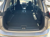 シートを格納すれば、フラットで使いやすいラゲージスペースになります