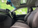 前席はシートにゆったりと腰掛けられ、窓からの視界も広く感じられます。運転席と助手席の間にゆとりがあり、乗り降り後も落ち着いて過ごせる室内空間に仕上がっています。