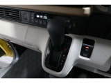 インパネシフトだから視線の移動も少なく足元もスッキリ♪運転席もゆったりしているのでゆとりを持ってドライブできますね!