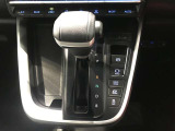 EVドライブモードで、エンジン音や排気ガスを気にすることなく走れます。早朝・深夜や屋内の駐車場などで重宝しますよ♪
