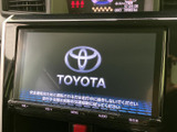 画面表示と本体ボタンがひと目で確認しやすく、ナビやオーディオの切り替えも手元で行える構成です。日々の移動に合わせて使いやすい装備がそろっています。