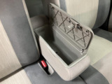 ベンチシート形状で足元も含め広々ゆったり座っていただけます。運転席側に装備してますセンターコンソールボックスを利用頂くとセパレートしてリラックス、ベンチにして開放的に2タイプお好みに合わせ使えます。