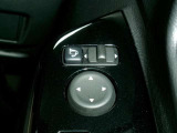 電動格納式ミラーなので、対向車などとのすれ違い時にも便利です。