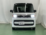 LEDヘッドライトを装備しています。LEDヘッドライトはとても明るく、雨の日や夜間走行も安全・安心です。オートライトコントロール付きで周囲の明るさに応じて自動で点灯・消灯します