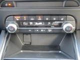 運転席にはハンドルヒーターとシートヒーター。助手席にもシートヒータ―が装備されています。エアコンもシートヒータ―も運転席と助手席で独立しているので、それぞれ違う温度に設定できます。