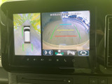 後方の映像に加え、車両周辺を上から捉えた表示も確認できます。駐車時に周囲との位置関係をつかみやすく、車庫入れや狭い場所での取り回しをサポートする便利な装備です。