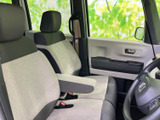 明るい色合いのシートと落ち着いた濃色の組み合わせで、運転席まわりはすっきりした印象。窓からの視界も広く、前席でゆったり過ごせる空間です。