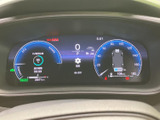 速度や各種車両情報をひと目で確認しやすい表示で、運転中の状況把握をサポートします。必要な情報がまとまっており、視線移動を抑えて確認しやすいのも魅力です。