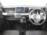 握りやすいハンドルには、オーディオコントロールとクルーズコントロールスイッチが装備されており、ハンドルから手を離さずに操作が出来ます。感覚で操作ができて便利で安全ですね!