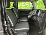 前席は窓からの光が入り、運転席から周囲を見渡しやすい空間です。座面と背もたれには柄が入り、淡い色のアクセントが加わった落ち着いた室内で過ごせます。