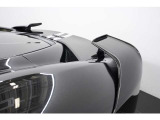 129万円のオプションのカーボンファイバーリアウイングが装着されております。FXX-Kなどのレーシングモデルから着想を得た垂直フィン一体型のサイドウィングとなっております。