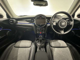 ドライバーを包み込むようなコックピットデザイン。MINIならではの個性的なインパネが、乗り込んだ瞬間から気分を高めてくれます。