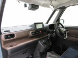 ダイハツのお店では、ダイハツ車を知り尽くしたプロフェッショナルが、専用の診断機器を使って各システムを点検しております。