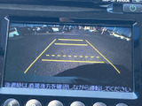後方の映像と目安となるガイドラインを画面で確認でき、駐車時の後方確認をサポートします。周囲を目視しながら位置を把握しやすく、毎日の駐車にも心強い装備です。