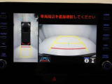 パノラミックビューモニターを装備。駐車場や交差点でクルマを真上から見るように周囲を確認できます。機能の詳細は販売店スタッフまでおたずねください。
