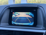 後方の様子を画面で確認でき、駐車時の位置合わせをサポートします。ガイド線も表示されるため、車庫入れや狭い場所での駐車を落ち着いて行いたい方に便利です。