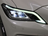 「アダプティブハイビームシステム(AHS)」が装備。LEDの配光範囲を細やかに制御し、先行車や対向車に光が当たる部分だけを自動的に遮光するので、ハイビームでの走行頻度がより向上します。