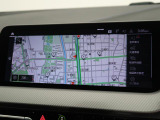 【純正ナビゲーション】BMWのナビゲーションは操作性も良く、詳細な地図情報と交通状況を見やすく表示し、快適なドライビングをサポートしながら目的地までナビゲートします。