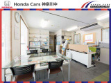 こぢんまりとした店内ですが、落ち着いた空間でお客様のおクルマ選びのお手伝いをさせてください。