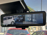 【インテリジェントルームミラー】車両後方のカメラ映像がミラー(液晶画面)に写るので、後席の人や荷物が写りこみません。夜間や悪天候でも視界が良好です♪