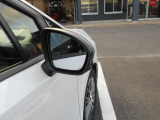 後方から車などが接近するとランプが光って知らせてくれます。車線変更の時に安心ですね。