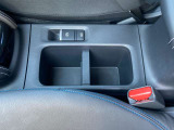 運転席・助手席の間にある使いやすいドリンクホルダーです。