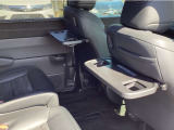 前席背面には格納式のテーブルを装備。ちょっとした荷物が掛けられて便利なコンビニフック付です。