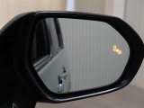 隣車線を走る車両をレーダーで検知し、ドアミラーでは確認しにくい後側方エリアに存在する車両に加え、急接近してくる車両も検知します。車両を検知するとドアミラーに搭載されたLEDインジケーターが点灯します。