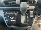 シフトレバーがステアリングに近く運転しやすく、足元もスッキリします