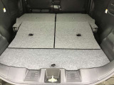 トランクルーム!リアシートは片方ずつ倒せます。乗車員数や積む荷物に応じてアレンジが可能ですので多彩に使えてとても便利です。